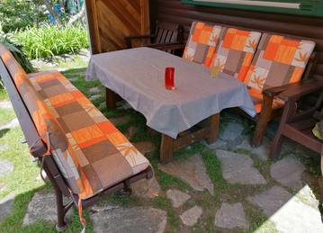 Hochlehner-Auflagen und Bankauflage mit Rcklehne nach Ma in der Farbe Orange Fern mit Tischdecke in der Farbe Uni-Living Grey