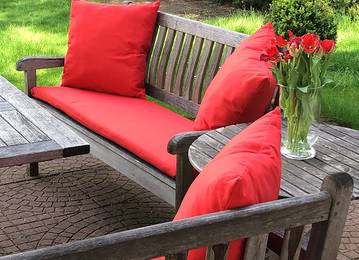 Bankauflage nach Ma mit farblich passenden Zierkissen in der Farbe Sunny Rouge