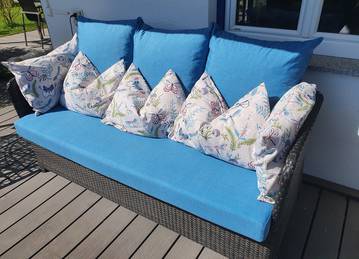 Lounge Sitzkissen nach Maß und Lounge Rücklehne/Zierkissen in der Farbe Uni-Living Petrol mit Zierkissenbezug in der Farbe Dragonfly Lounge Sitzkissen nach Maß und Lounge Rücklehne/Zierkissen in der Farbe Uni-Living Petrol mit Zierkissenbezug in der Farbe Dragonfly