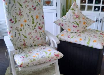 Hochlehner Auflage nach Maß in der Farbe Meadowy Flowers mit farblich passendem Zierkissenbezug und Sitzkissen