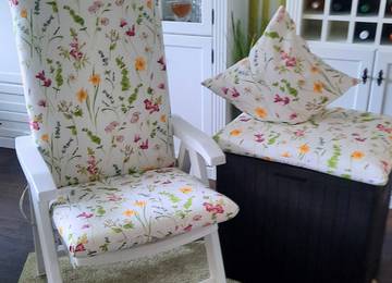 Hochlehner Auflage nach Maß in der Farbe Meadowy Flowers mit farblich passendem Zierkissenbezug und Sitzkissen Hochlehner Auflage nach Maß in der Farbe Meadowy Flowers mit farblich passendem Zierkissenbezug und Sitzkissen