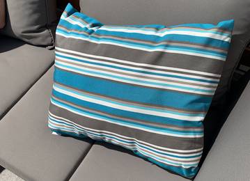 Zierkissen nach Ma zu einer Bank in der Farbe Stripy Turquoise
