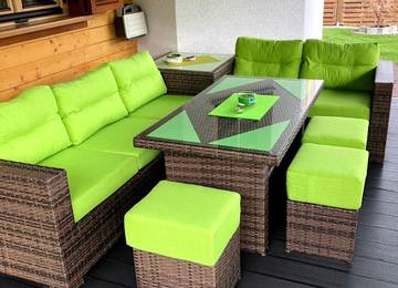 Rattan Gartengarnitur mit farbenfrohen Lounge-Sitzkissen Rattan Gartengarnitur mit farbenfrohen Lounge-Sitzkissen