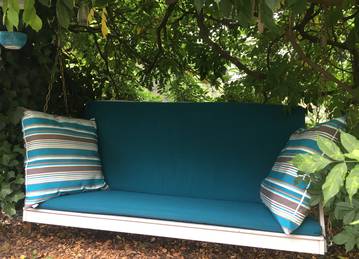 Gartenbankauflage mit Rücklehne nach Maß für Hollywoodschaukel in der Farbe Sunbrella Charron und Zierkissen in der Farbe Stripy Turquoise Gartenbankauflage mit Rücklehne nach Maß für Hollywoodschaukel in der Farbe Sunbrella Charron und Zierkissen in der Farbe Stripy Turquoise