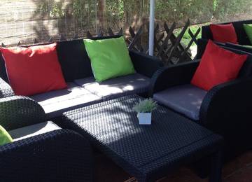 Palette Sitzkissen in der Farbe Sunny Orage/ Dunkelgrau, mit passenden Zierkissen in der Farbe Sunny Anis und Sunny Rouge
