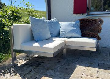 Paletten Sitzkissen und Rücklehne nach Maß für Gartenmöbel in der Farbe Sunny Ecru, mit passenden Zierkissen in der Farbe Pastel Blue
